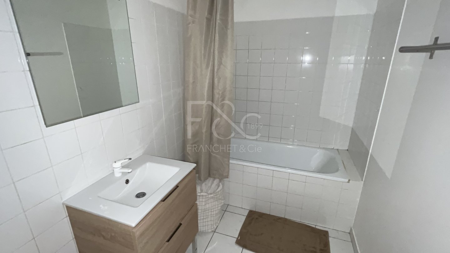 APPARTEMENT T2 A LOUER - LYON 6EME ARRONDISSEMENT - 67.47 m2 - 1 217 &euro; charges comprises par mois