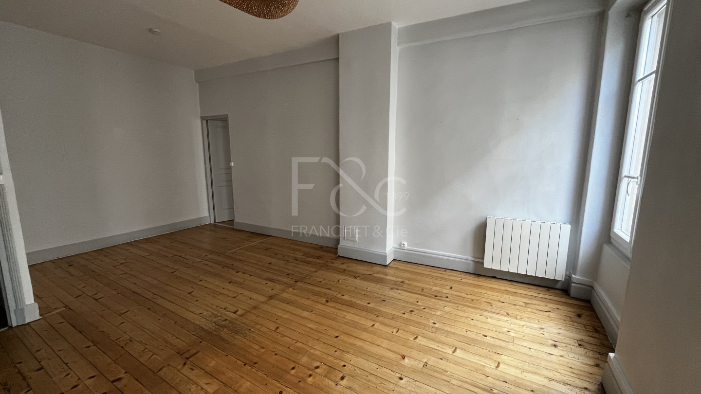 APPARTEMENT T2 A LOUER - LYON 7EME ARRONDISSEMENT - 58.26 m2 - 893 &euro; charges comprises par mois