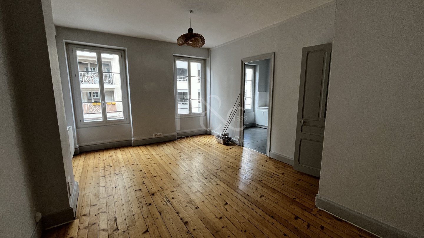 APPARTEMENT T2 A LOUER - LYON 7EME ARRONDISSEMENT - 58.26 m2 - 893 &euro; charges comprises par mois