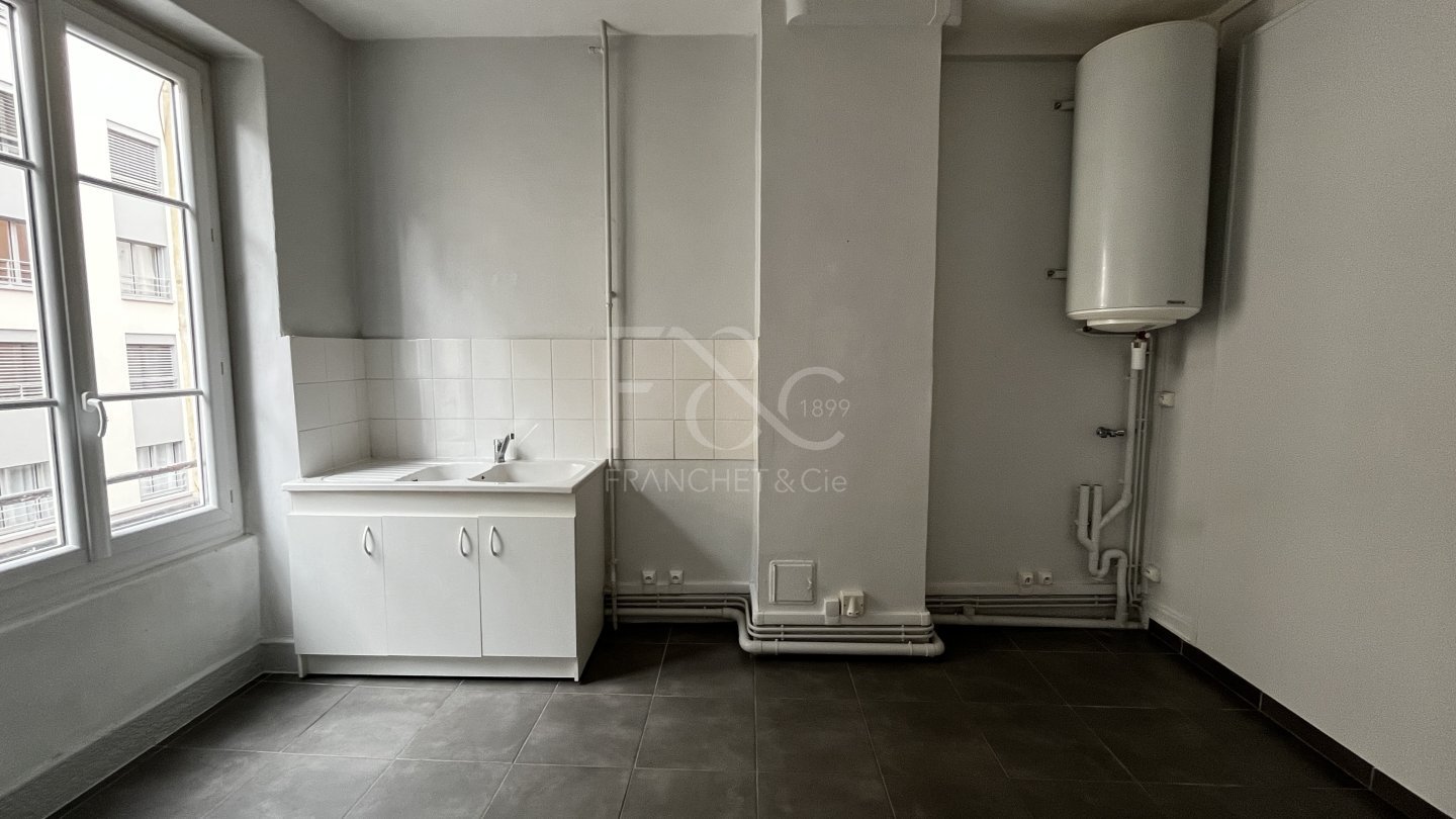 APPARTEMENT T2 A LOUER - LYON 7EME ARRONDISSEMENT - 58.26 m2 - 893 &euro; charges comprises par mois