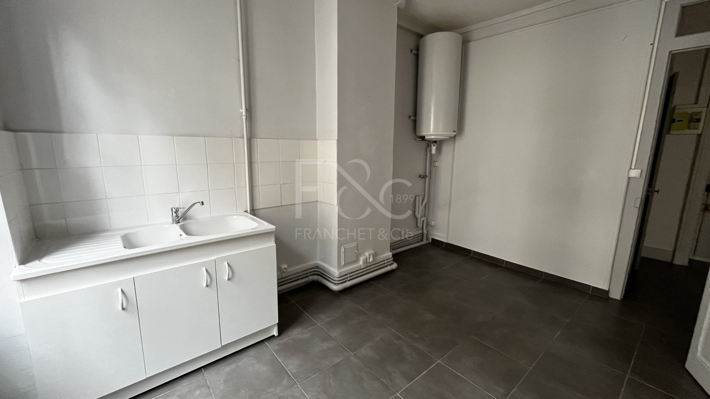 APPARTEMENT T2 A LOUER - LYON 7EME ARRONDISSEMENT - 58.26 m2 - 893 &euro; charges comprises par mois