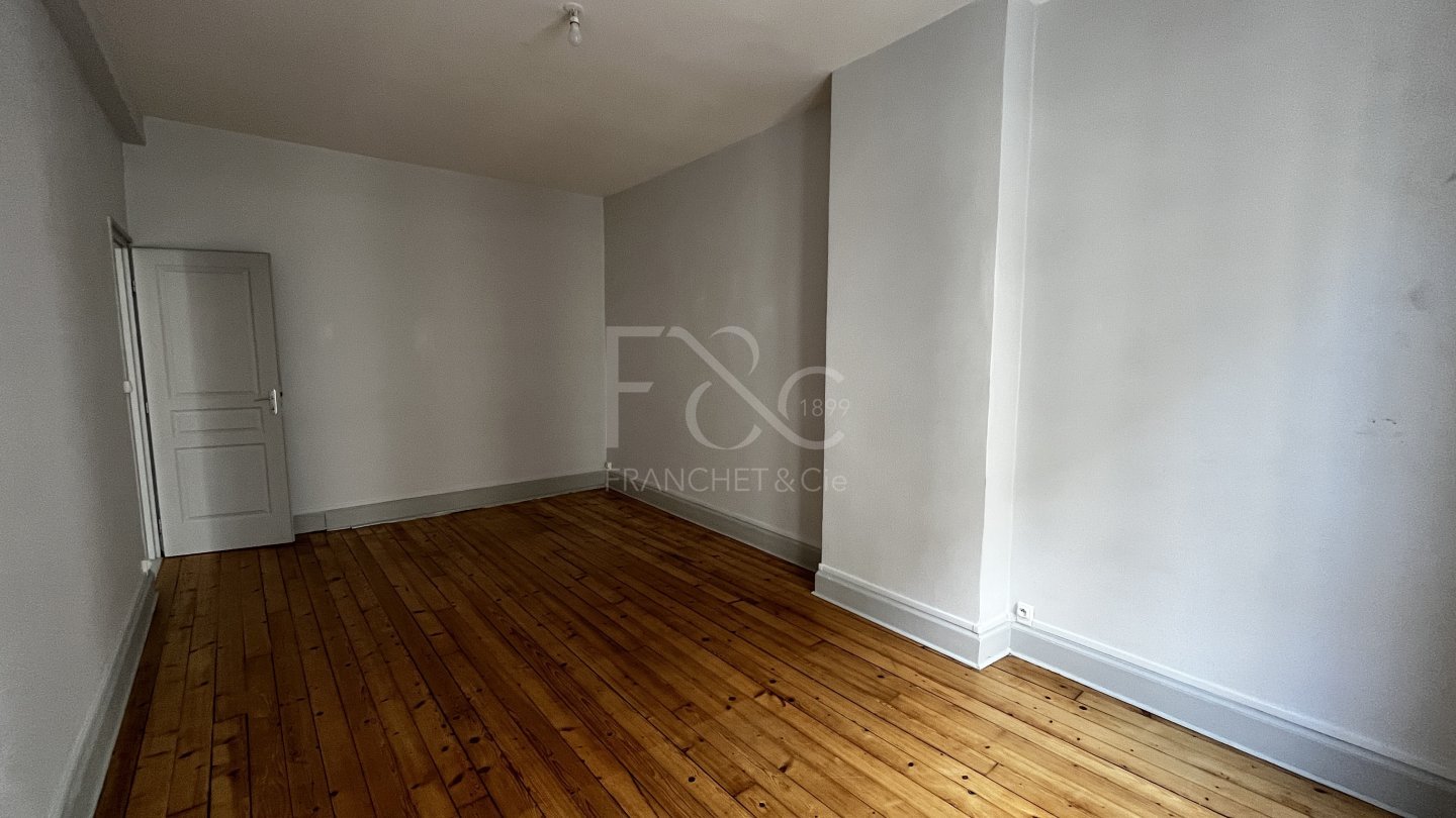 APPARTEMENT T2 A LOUER - LYON 7EME ARRONDISSEMENT - 58.26 m2 - 893 &euro; charges comprises par mois