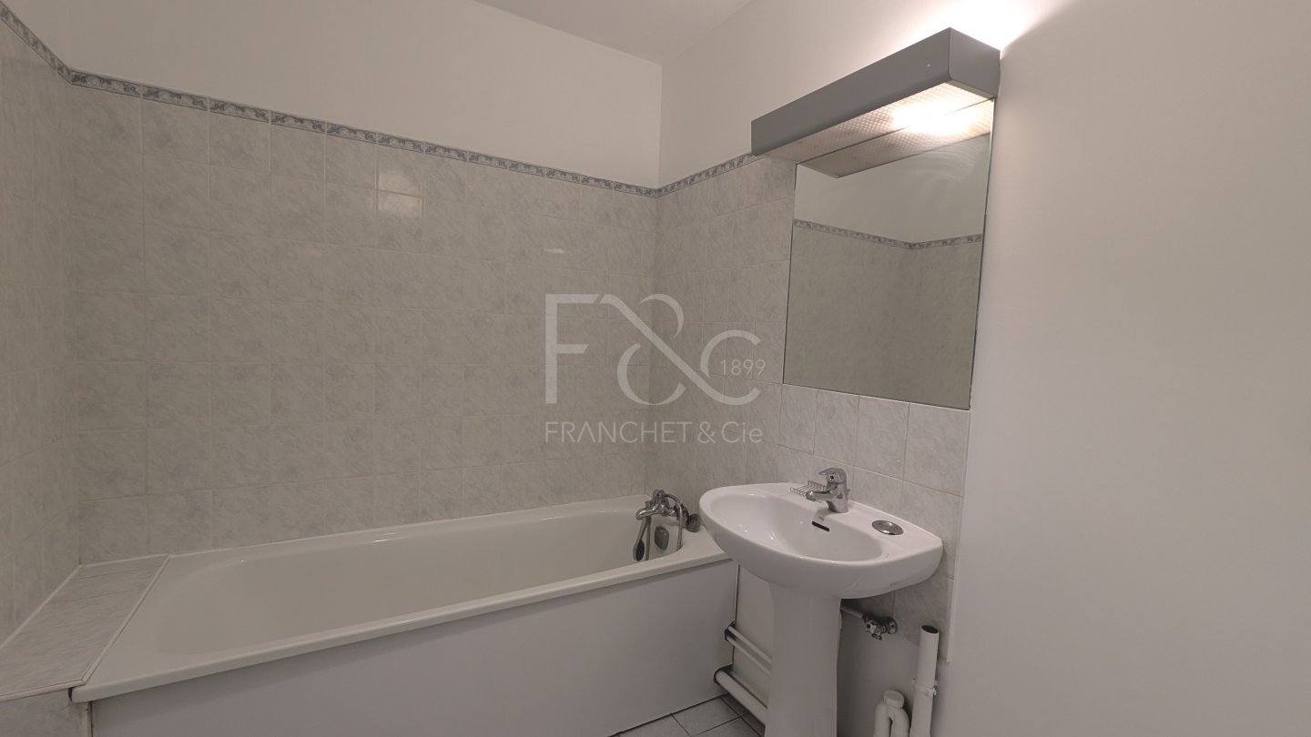 APPARTEMENT T2 A LOUER - LYON 7EME ARRONDISSEMENT - 55.03 m2 - 826 &euro; charges comprises par mois