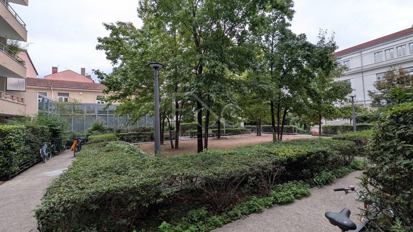 APPARTEMENT T2 A LOUER - LYON 7EME ARRONDISSEMENT - 55.03 m2 - 826 &euro; charges comprises par mois
