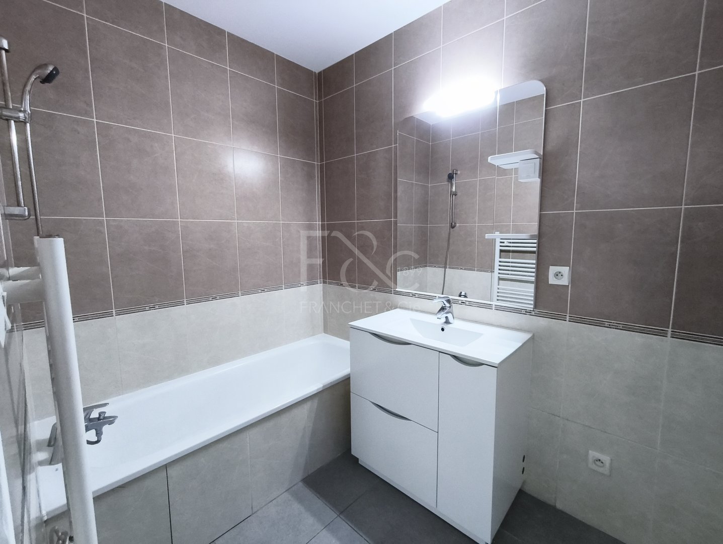 APPARTEMENT T2 A LOUER - LYON 7EME ARRONDISSEMENT - 40.5 m2 - 873 &euro; charges comprises par mois