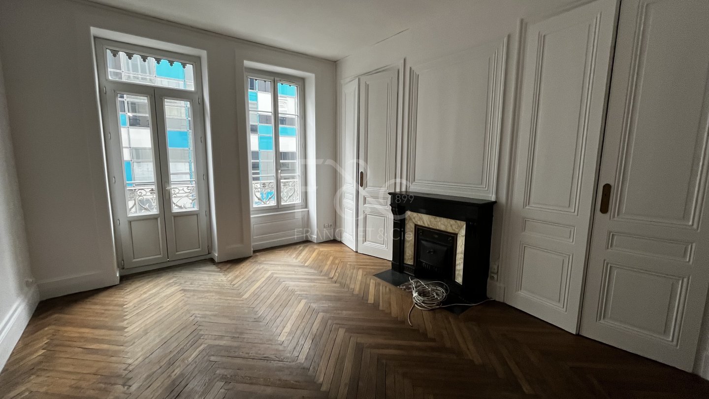 APPARTEMENT T2 A LOUER - LYON 7EME ARRONDISSEMENT - 66.75 m2 - 992€ charges comprises par mois