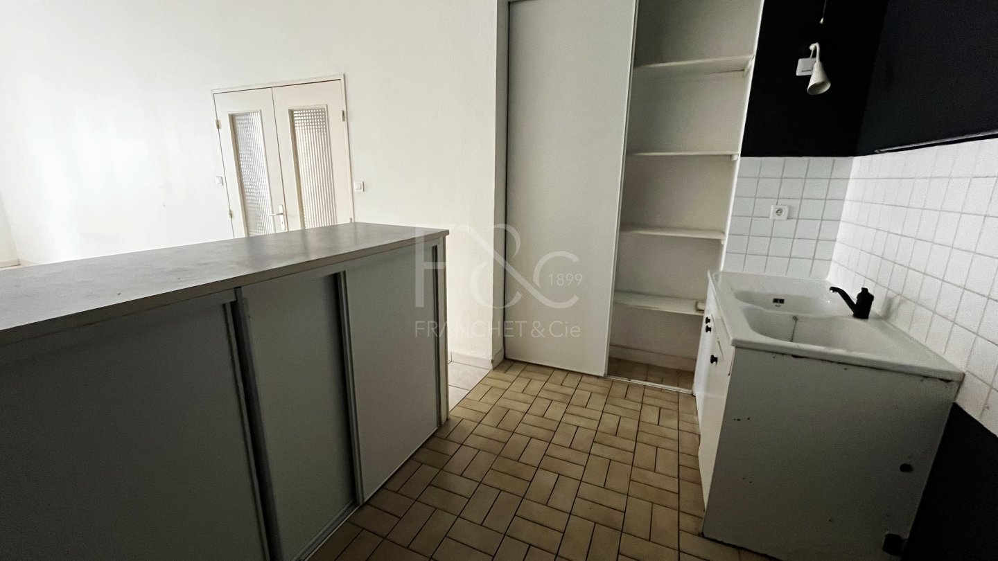 APPARTEMENT T2 A LOUER - LYON 7EME ARRONDISSEMENT - 63 m2 - 850€ charges comprises par mois