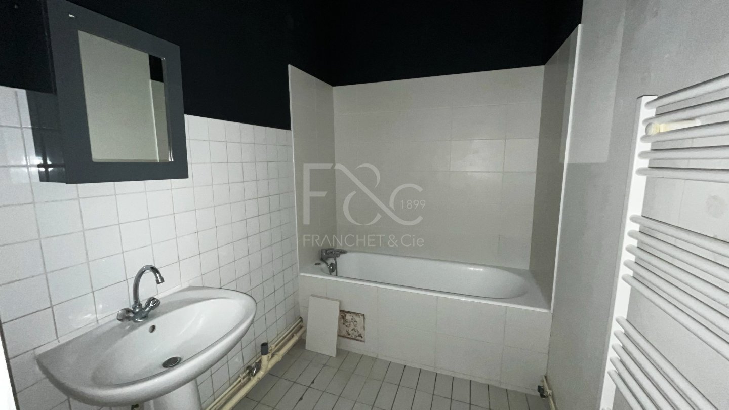 APPARTEMENT T2 A LOUER - LYON 7EME ARRONDISSEMENT - 63 m2 - 850€ charges comprises par mois