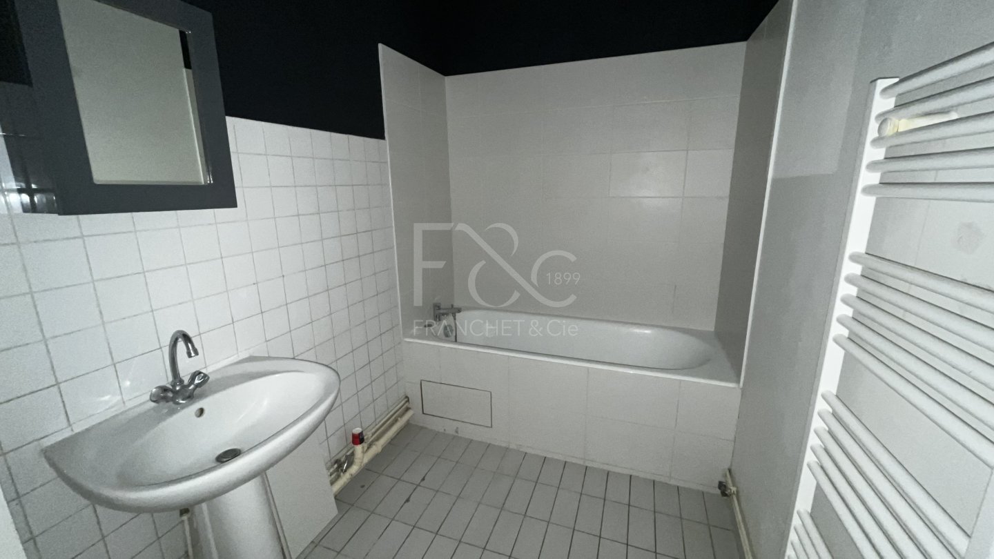 APPARTEMENT T2 A LOUER - LYON 7EME ARRONDISSEMENT - 63 m2 - 875�&euro; charges comprises par mois