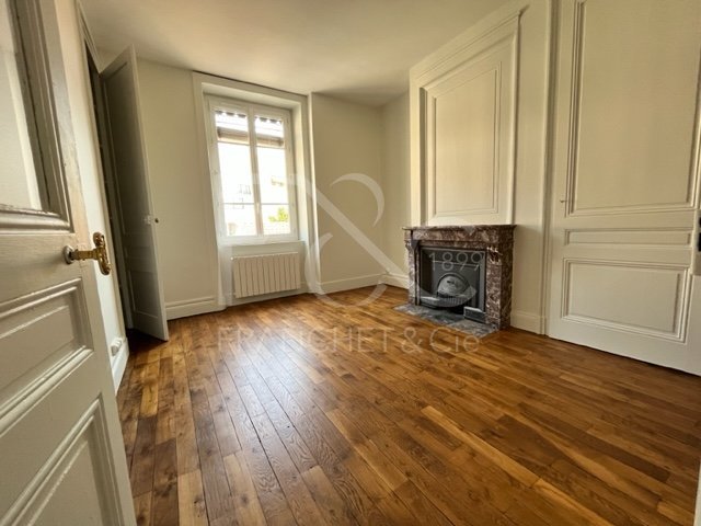 APPARTEMENT T2 A LOUER - LYON 7EME ARRONDISSEMENT - 63.68 m2 - 999 € charges comprises par mois