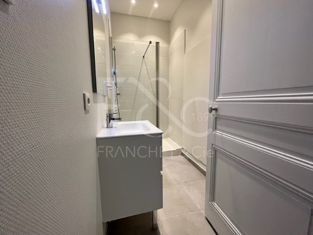 APPARTEMENT T2 A LOUER - LYON 7EME ARRONDISSEMENT - 63.68 m2 - 999 € charges comprises par mois