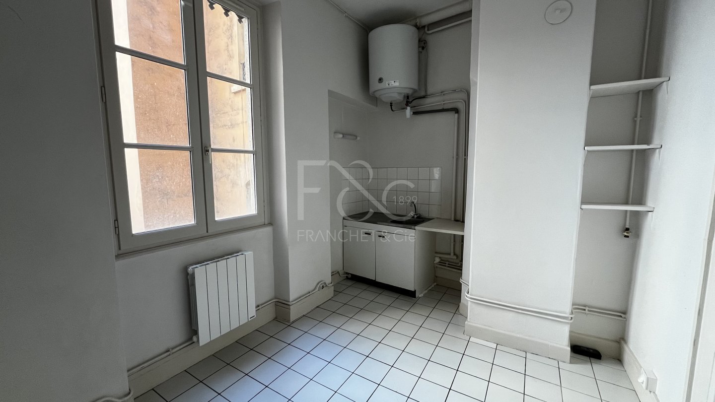 APPARTEMENT T2 A LOUER - LYON 7EME ARRONDISSEMENT - 51.12 m2 - 825�&euro; charges comprises par mois