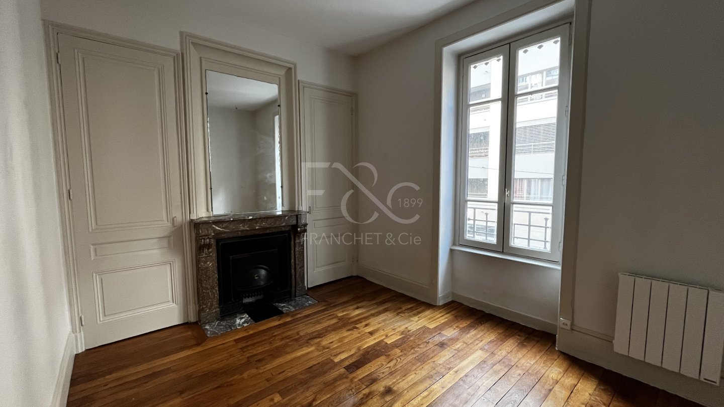 APPARTEMENT T2 A LOUER - LYON 7EME ARRONDISSEMENT - 51.12 m2 - 825�&euro; charges comprises par mois