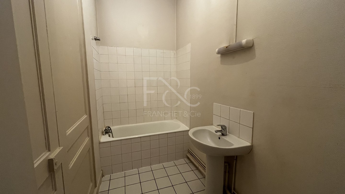 APPARTEMENT T2 A LOUER - LYON 7EME ARRONDISSEMENT - 51.12 m2 - 825�&euro; charges comprises par mois