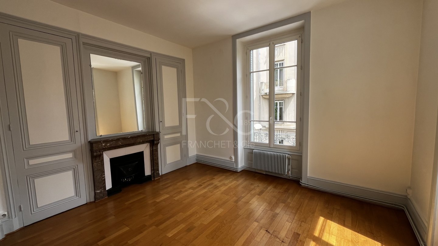 APPARTEMENT T2 A LOUER - LYON 8EME ARRONDISSEMENT - 58.34 m2 - 849 &euro; charges comprises par mois