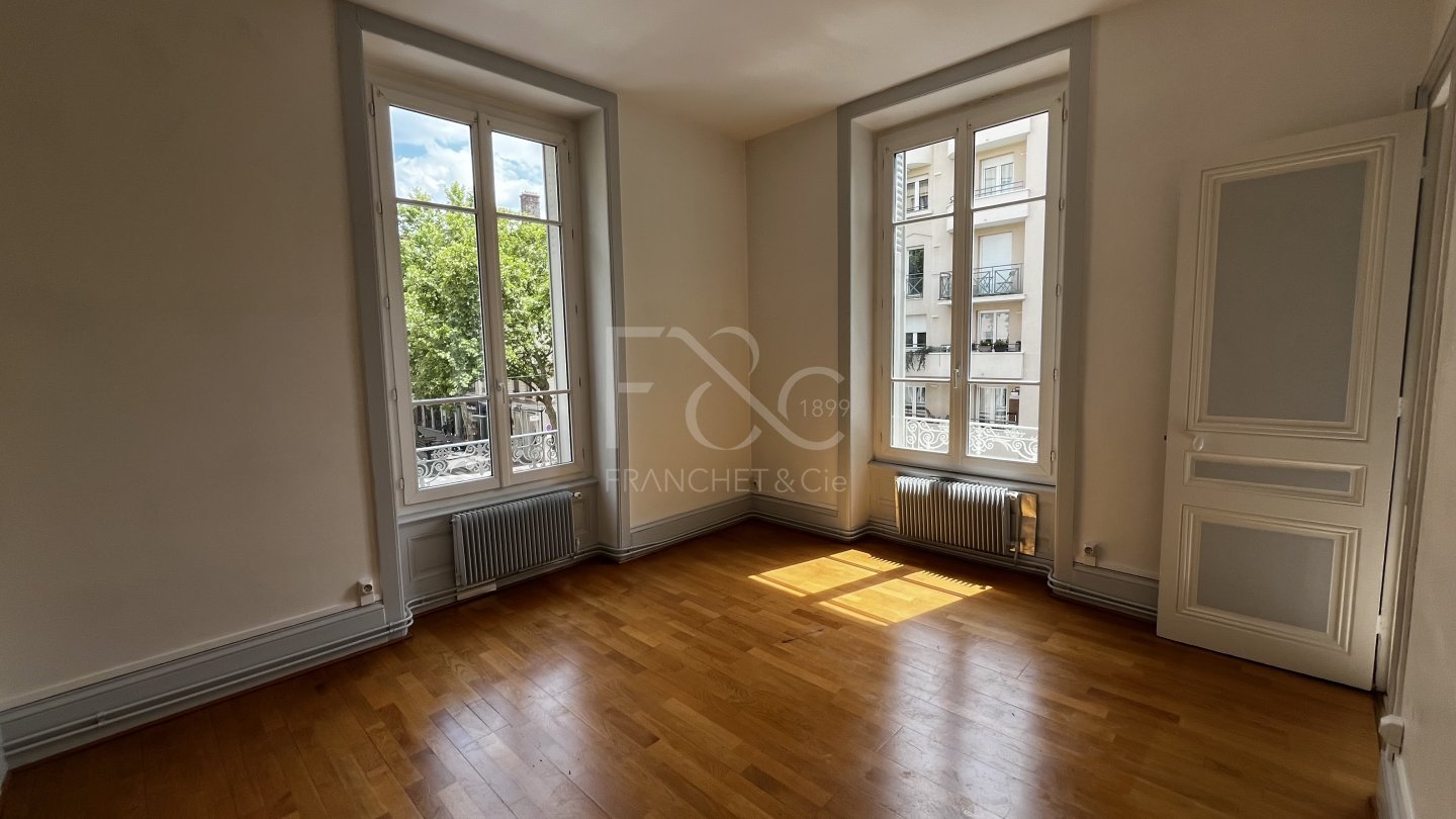 APPARTEMENT T2 A LOUER - LYON 8EME ARRONDISSEMENT - 58.34 m2 - 849 &euro; charges comprises par mois