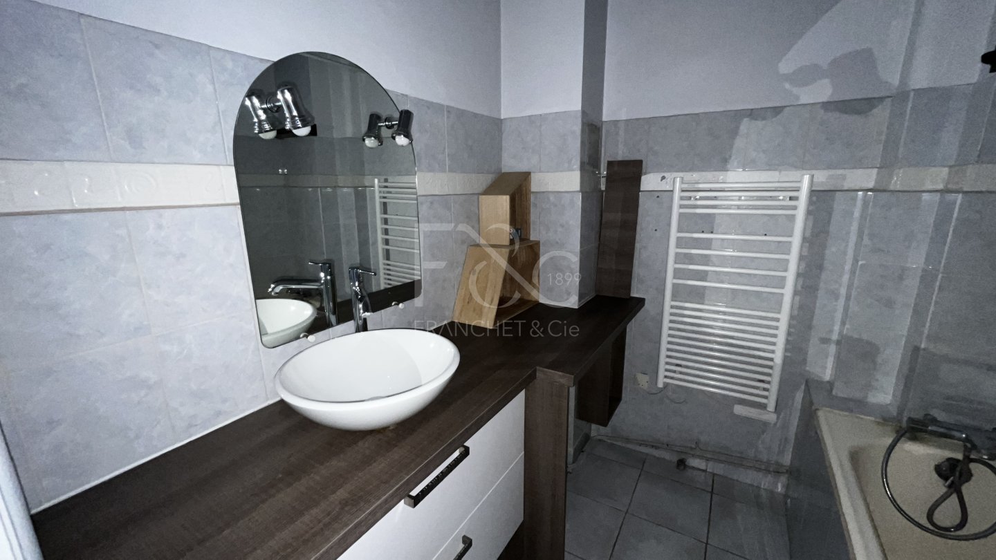 APPARTEMENT T2 A LOUER - LYON 8EME ARRONDISSEMENT - 54.24 m2 - 752 &euro; charges comprises par mois