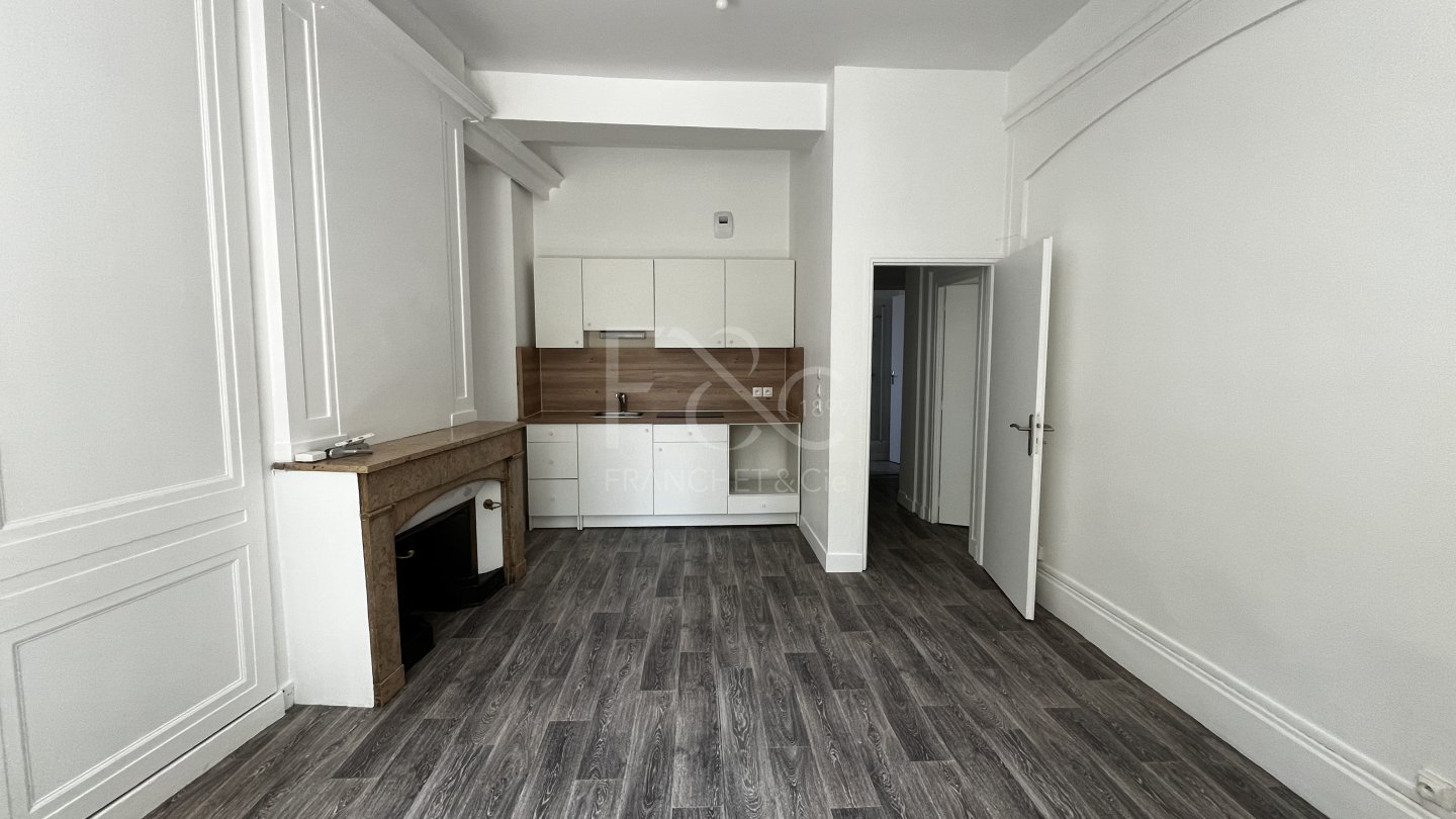 APPARTEMENT T2 A LOUER - TASSIN LA DEMI LUNE - 51.44 m2 - 850 &euro; charges comprises par mois