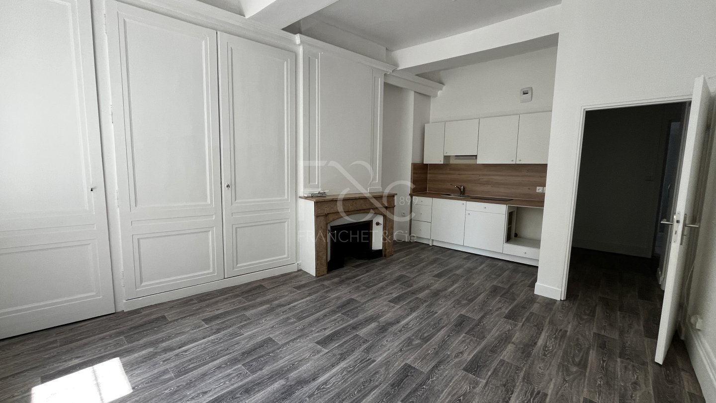 APPARTEMENT T2 A LOUER - TASSIN LA DEMI LUNE - 51.44 m2 - 850 &euro; charges comprises par mois