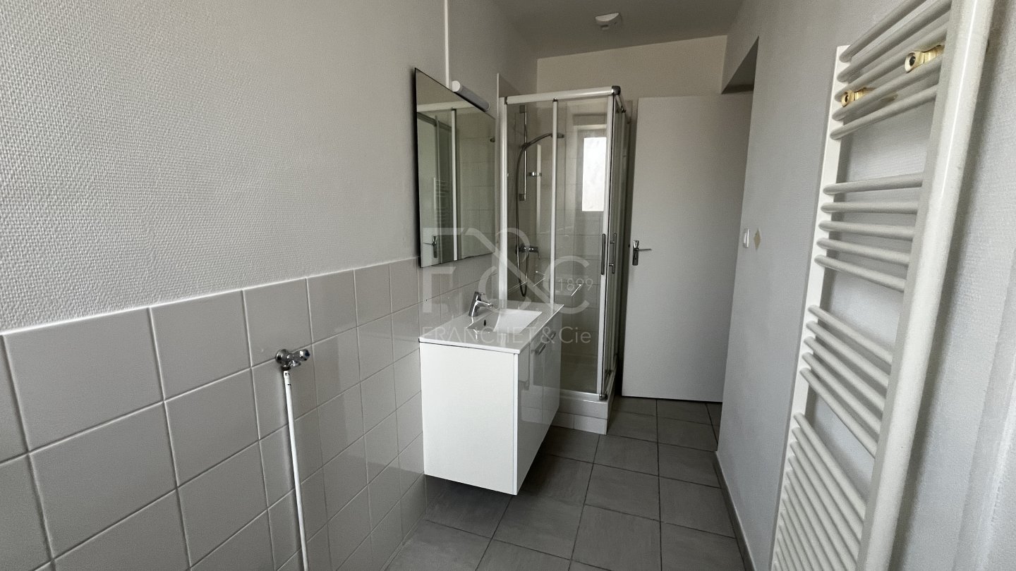 APPARTEMENT T2 A LOUER - TASSIN LA DEMI LUNE - 51.44 m2 - 850 &euro; charges comprises par mois