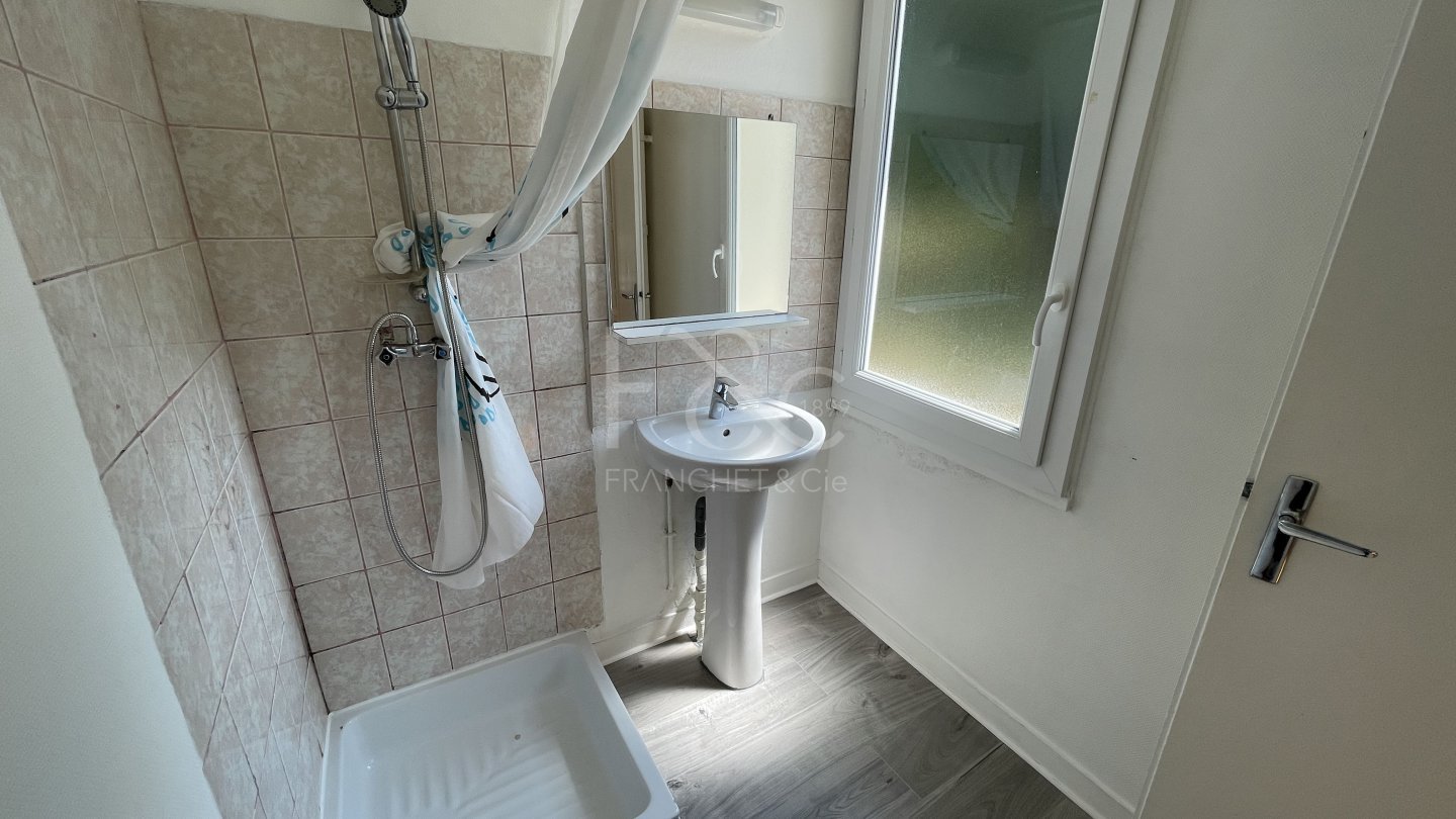 APPARTEMENT T2 A LOUER - TASSIN LA DEMI LUNE - 36.36 m2 - 610 &euro; charges comprises par mois