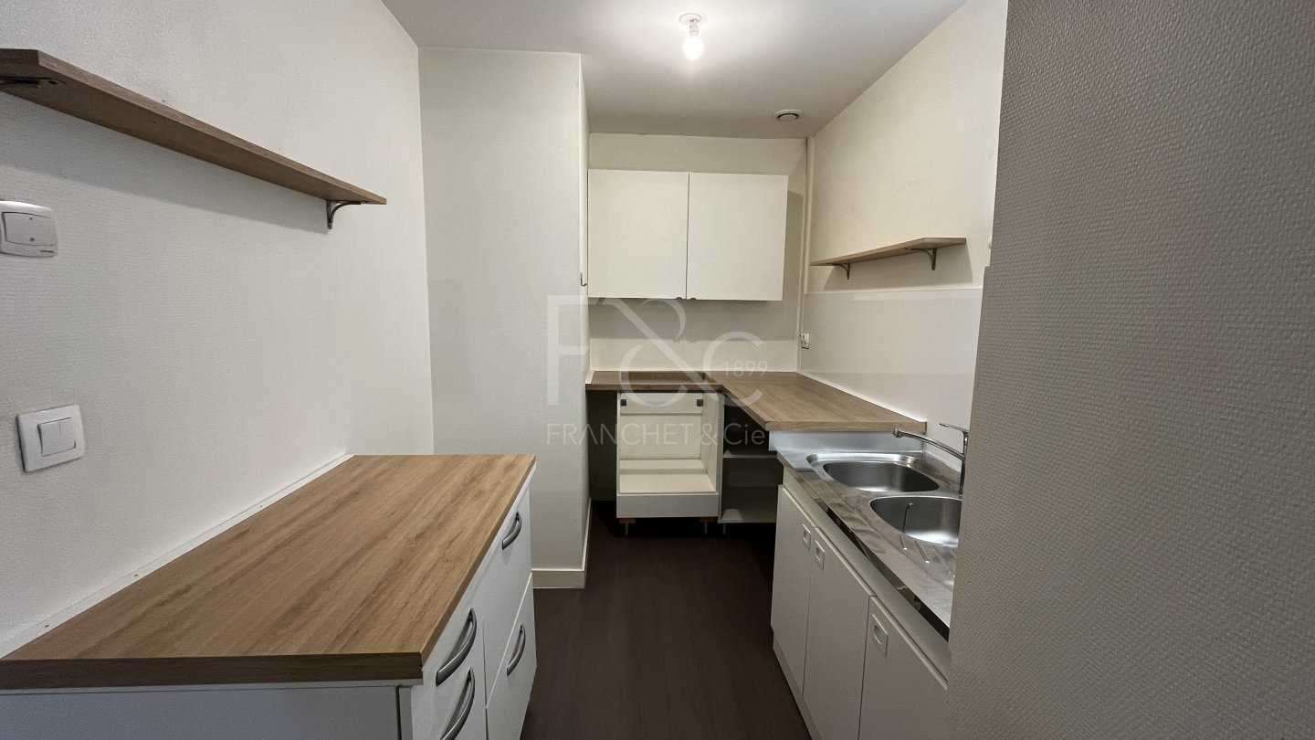 APPARTEMENT T2 A LOUER - TASSIN LA DEMI LUNE - 48.25 m2 - 715 &euro; charges comprises par mois