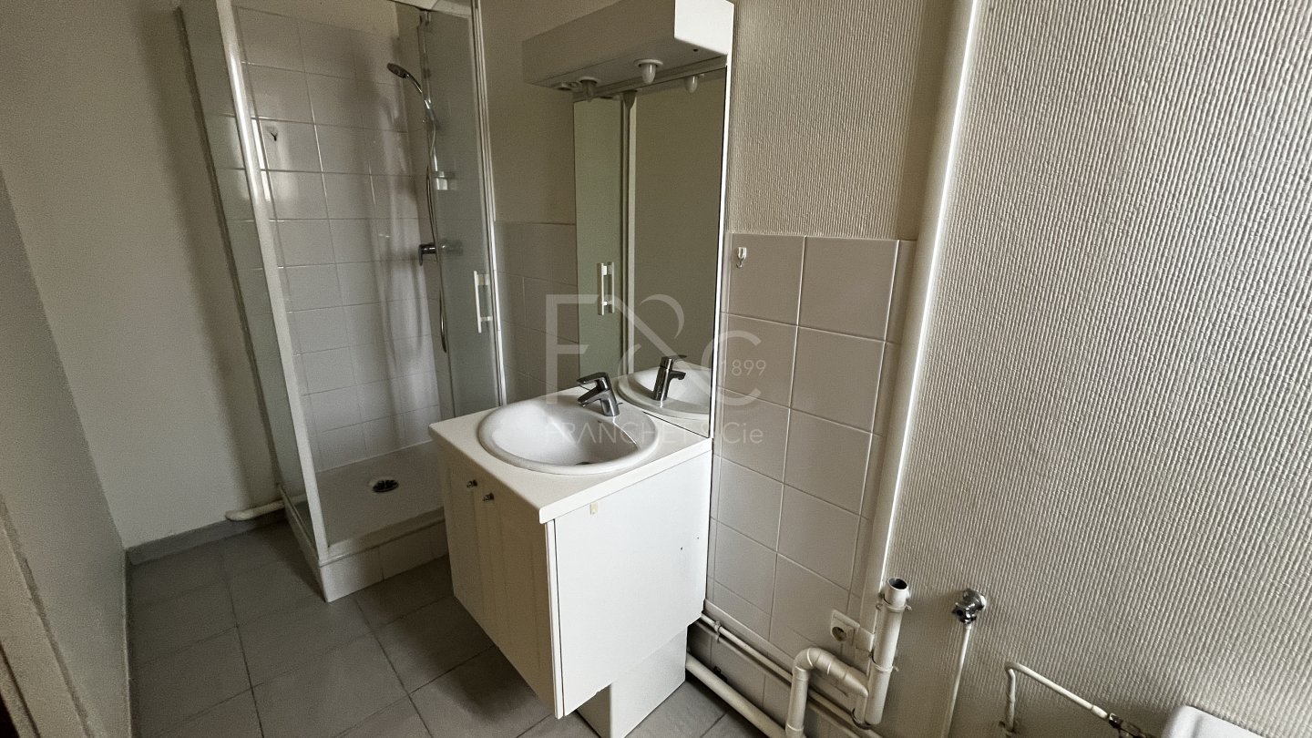 APPARTEMENT T2 A LOUER - TASSIN LA DEMI LUNE - 48.25 m2 - 715 &euro; charges comprises par mois