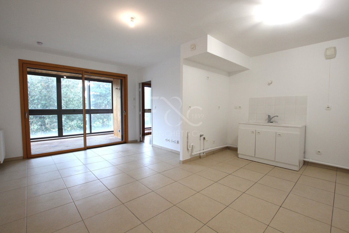 APPARTEMENT T2 A LOUER - TASSIN LA DEMI LUNE - 46.85 m2 - 910 &euro; charges comprises par mois
