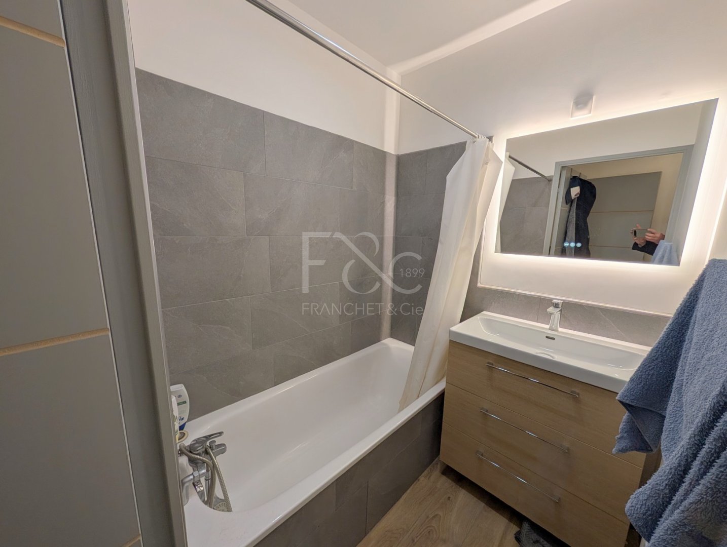 APPARTEMENT T2 A LOUER - TASSIN LA DEMI LUNE - 39.19 m2 - 720�&euro; charges comprises par mois