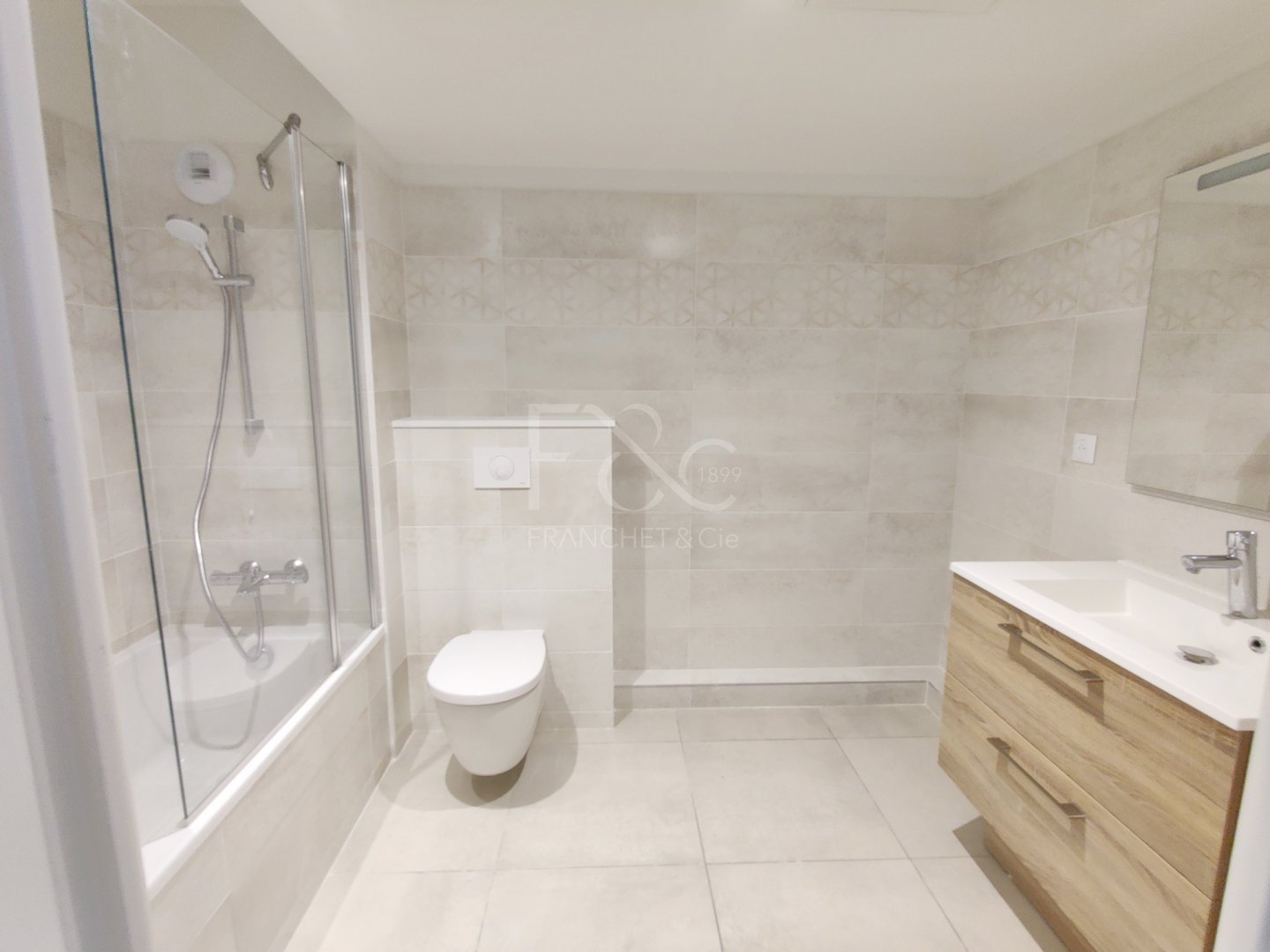 APPARTEMENT T2 A LOUER - TASSIN LA DEMI LUNE - 46.3 m2 - 941�&euro; charges comprises par mois