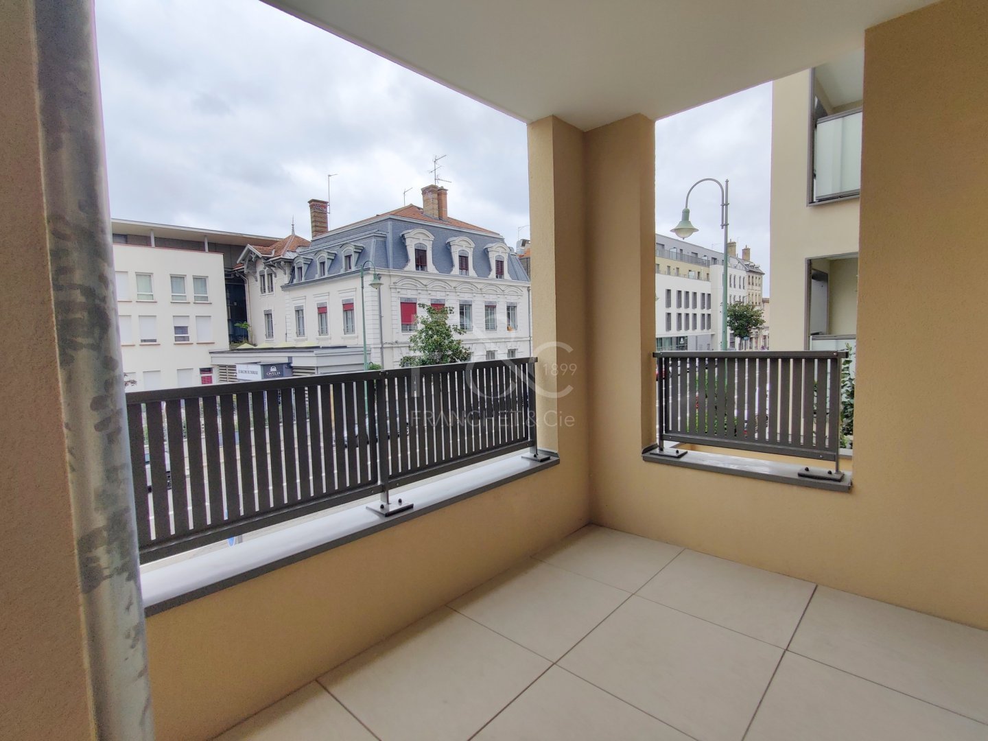 APPARTEMENT T2 A LOUER - TASSIN LA DEMI LUNE - 46.3 m2 - 941�&euro; charges comprises par mois