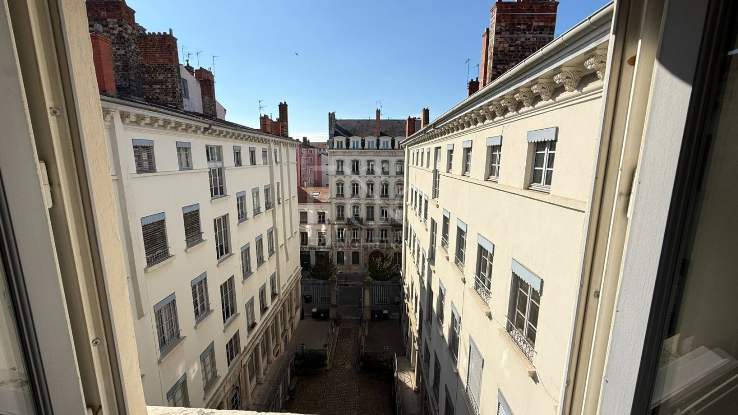 appartement T2 42 m2 - LYON 2EME ARRONDISSEMENT - 42.85 m2 - VENDU