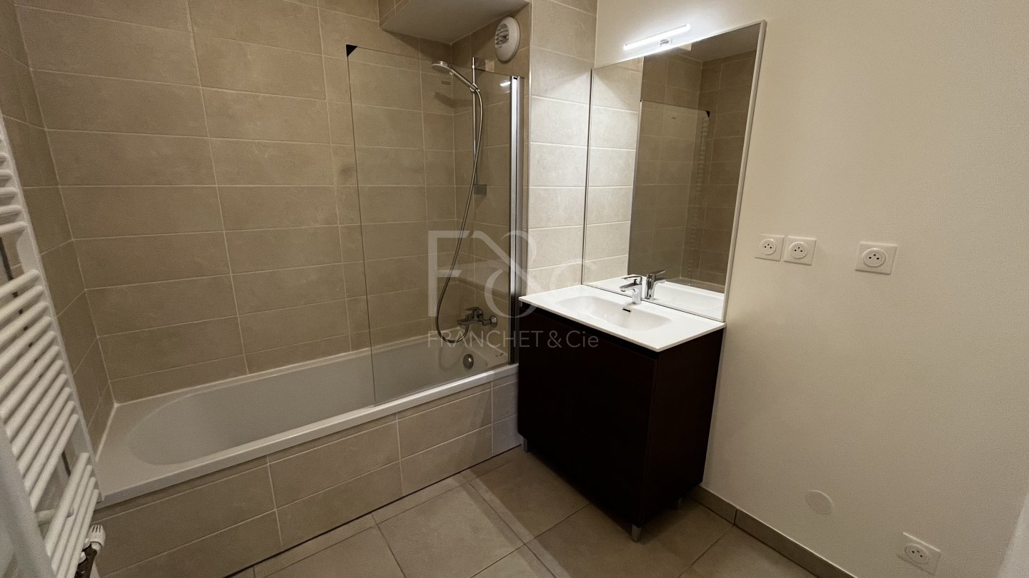 APPARTEMENT T3 A LOUER - BRON - 66.2 m2 - 847�&euro; charges comprises par mois