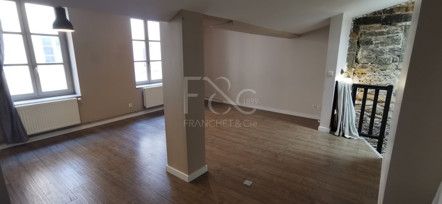 APPARTEMENT T3 A LOUER - LYON 1ER ARRONDISSEMENT - 71.28 m2 - 1 094 &euro; charges comprises par mois