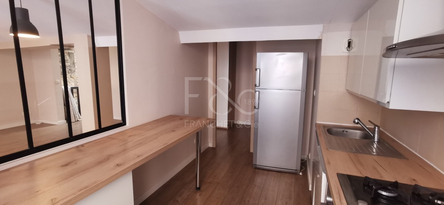 APPARTEMENT T3 A LOUER - LYON 1ER ARRONDISSEMENT - 71.28 m2 - 1 094 &euro; charges comprises par mois