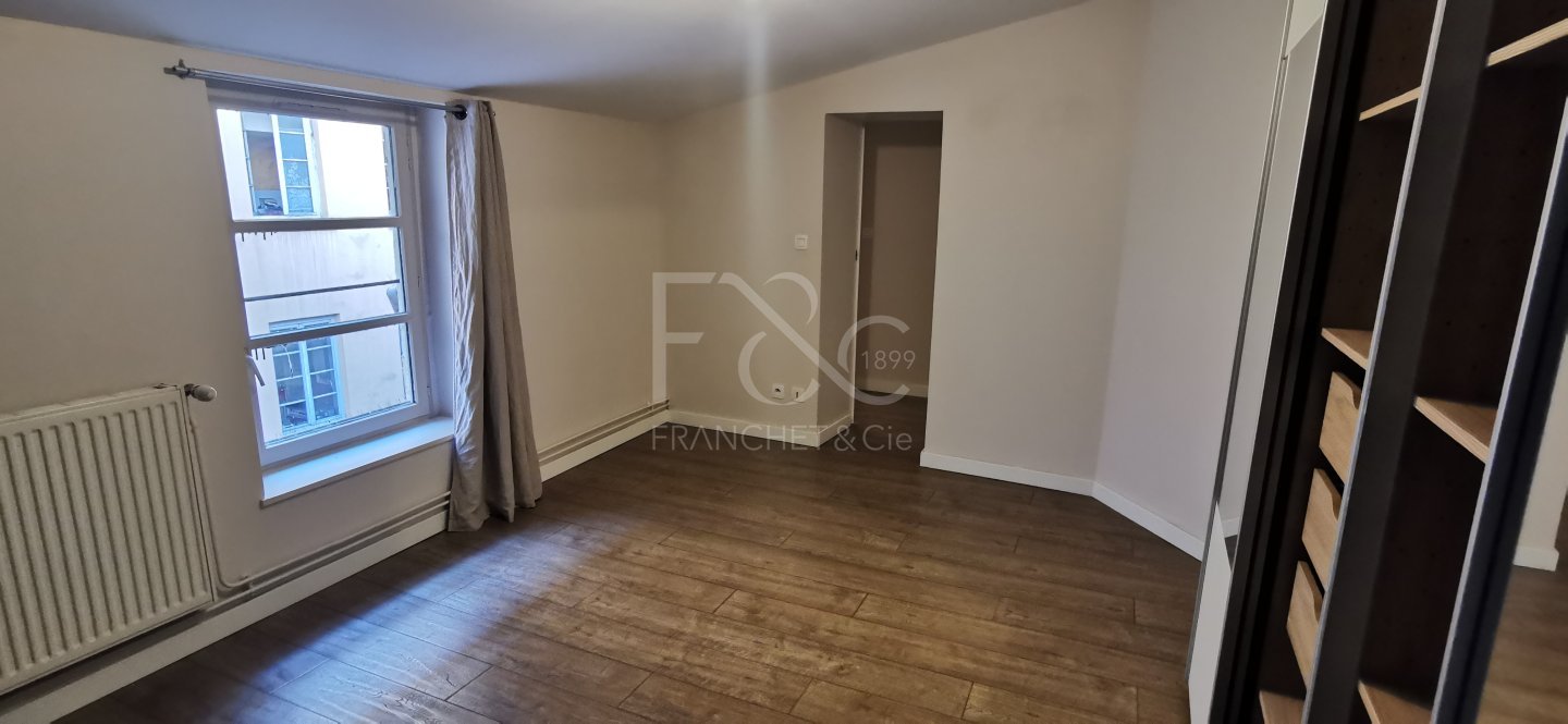 APPARTEMENT T3 A LOUER - LYON 1ER ARRONDISSEMENT - 71.28 m2 - 1 094 &euro; charges comprises par mois