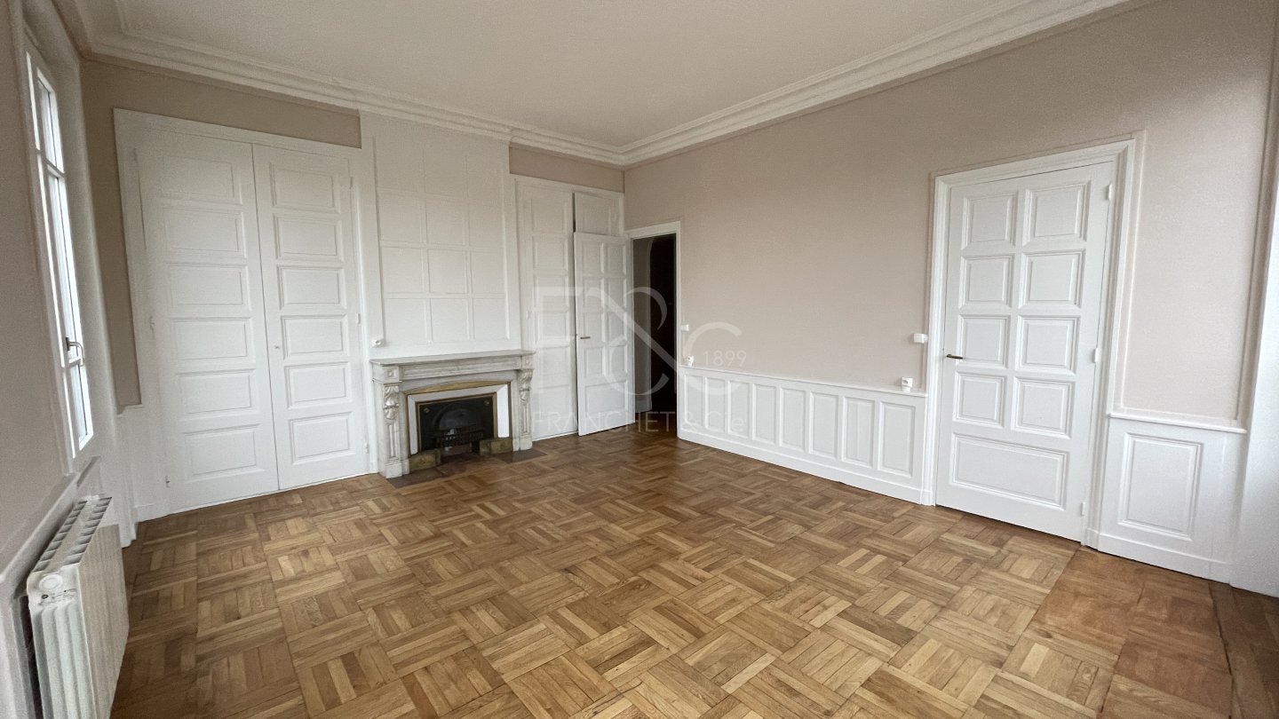 APPARTEMENT T3 A LOUER - LYON 2EME ARRONDISSEMENT - 89.85 m2 - 1 131 &euro; charges comprises par mois