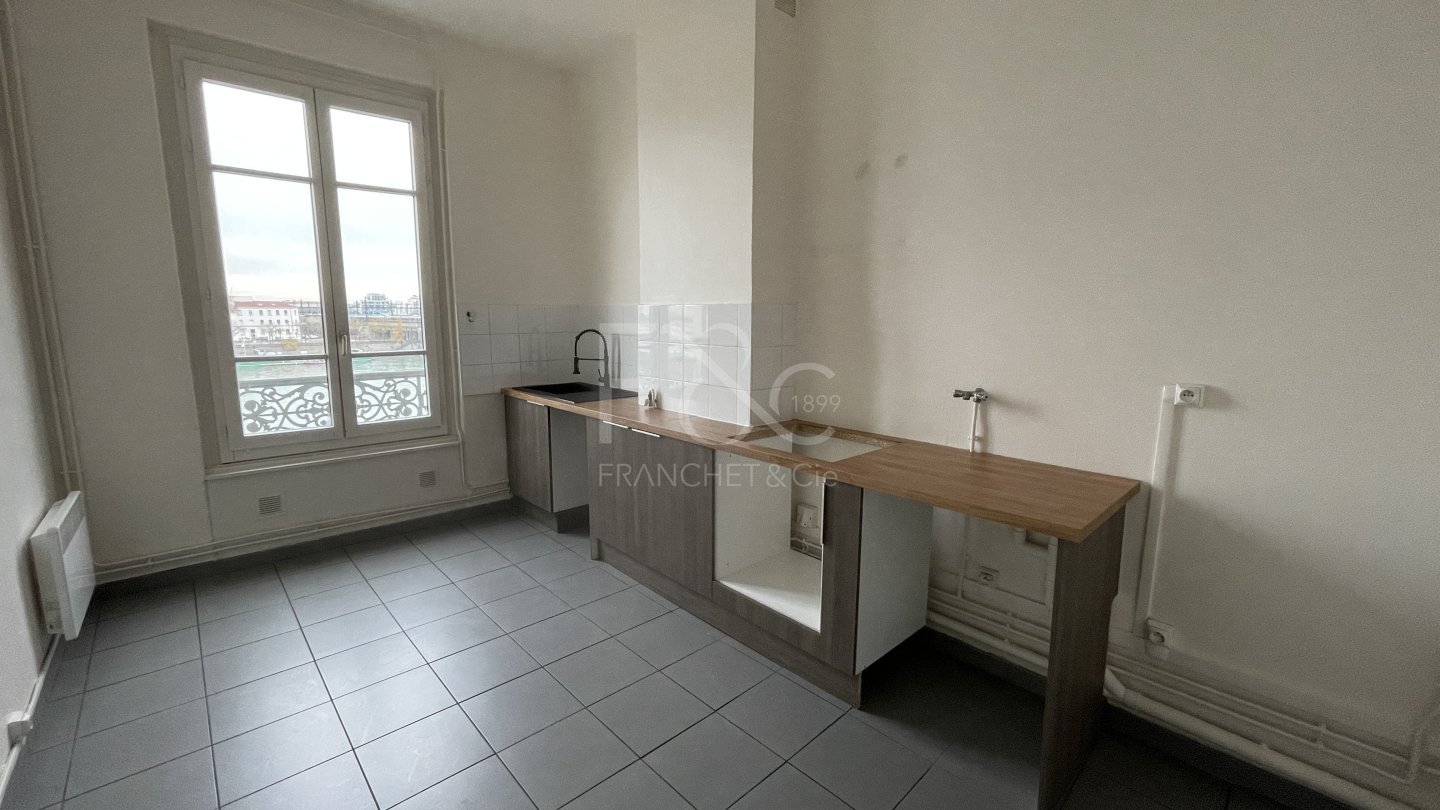 APPARTEMENT T3 A LOUER - LYON 2EME ARRONDISSEMENT - 89.85 m2 - 1 131 &euro; charges comprises par mois