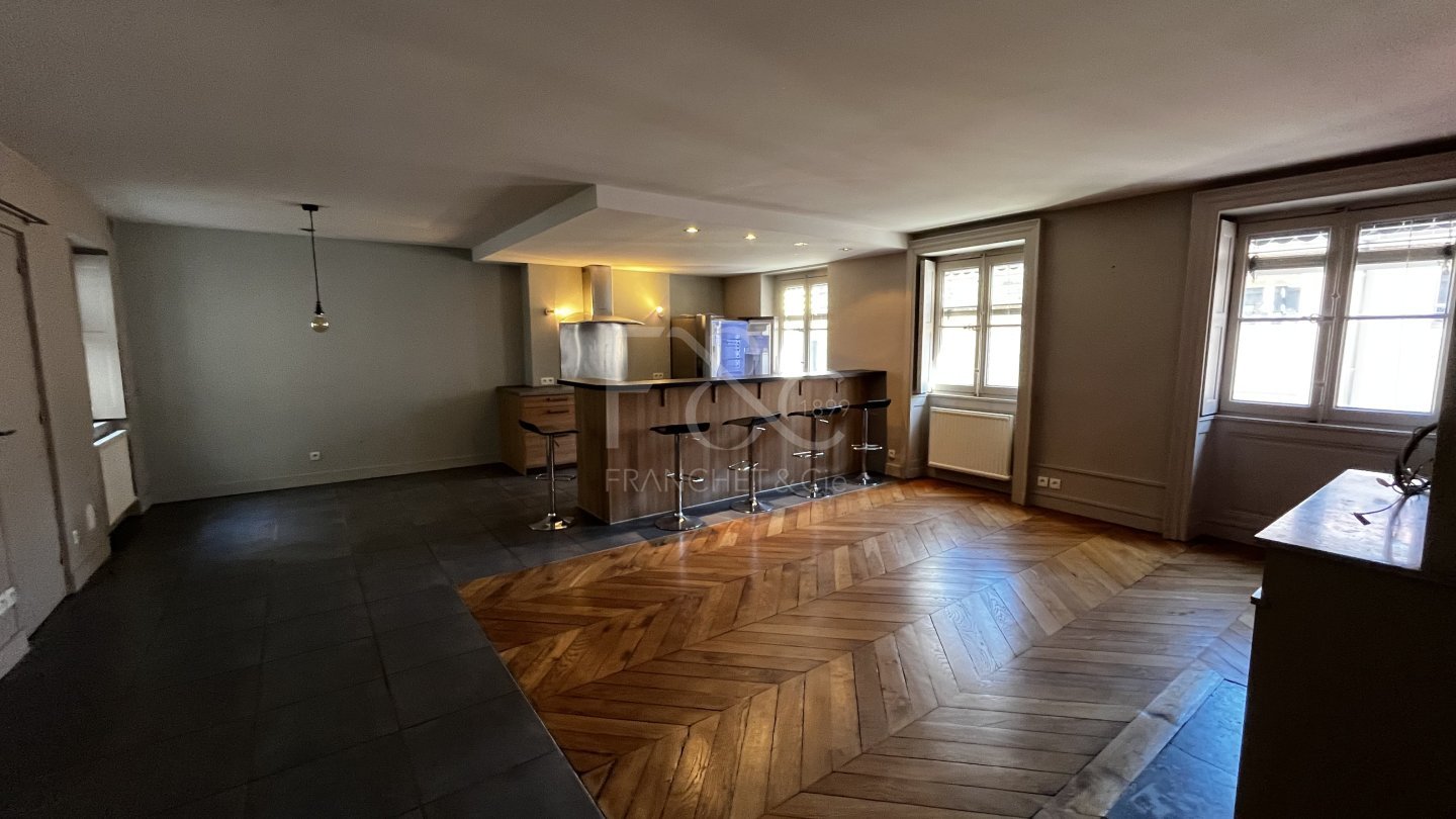 APPARTEMENT T3 A LOUER - LYON 2EME ARRONDISSEMENT Ampere-Ainay - 105.2 m2 - 1541€ charges comprises par mois