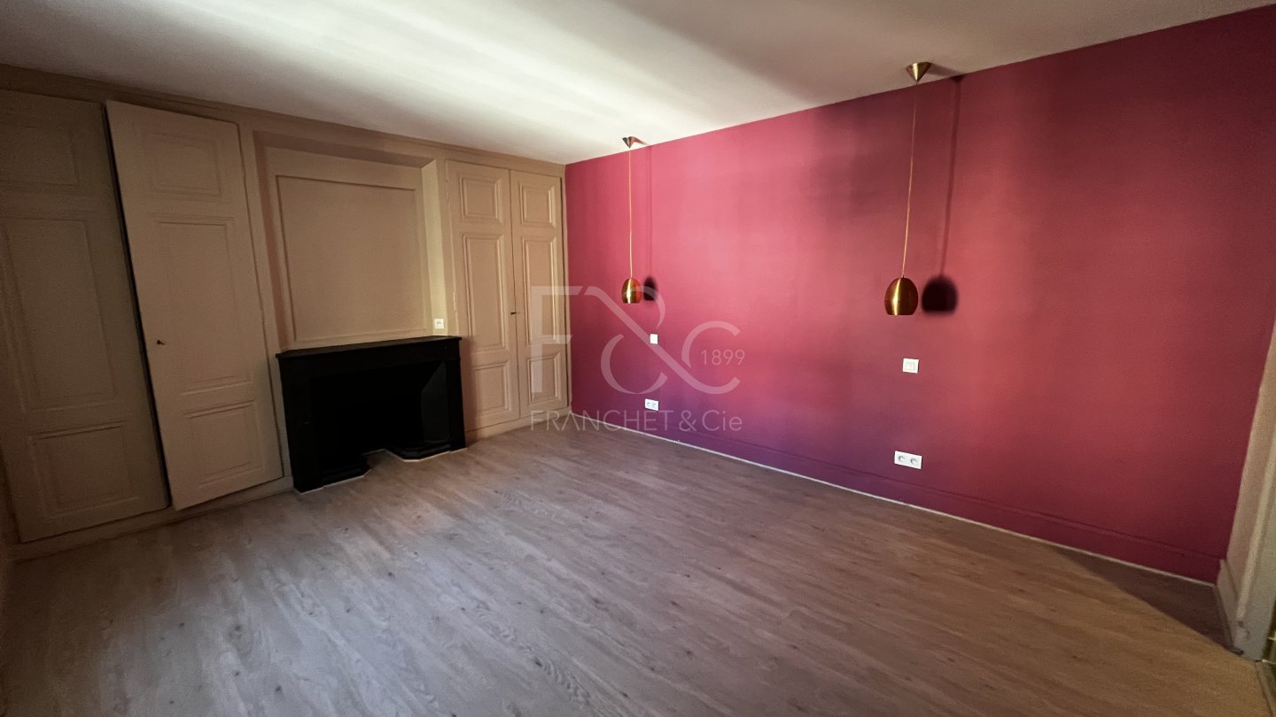 APPARTEMENT T3 A LOUER - LYON 2EME ARRONDISSEMENT Ampere-Ainay - 105.2 m2 - 1541€ charges comprises par mois