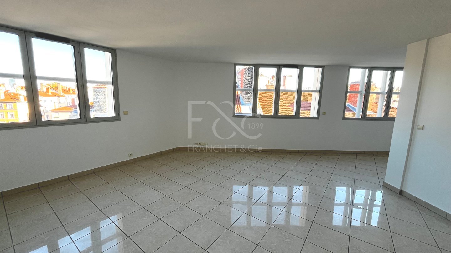 APPARTEMENT T3 A LOUER - LYON 2EME ARRONDISSEMENT Ainay - 113.45 m2 - 1631€ charges comprises par mois