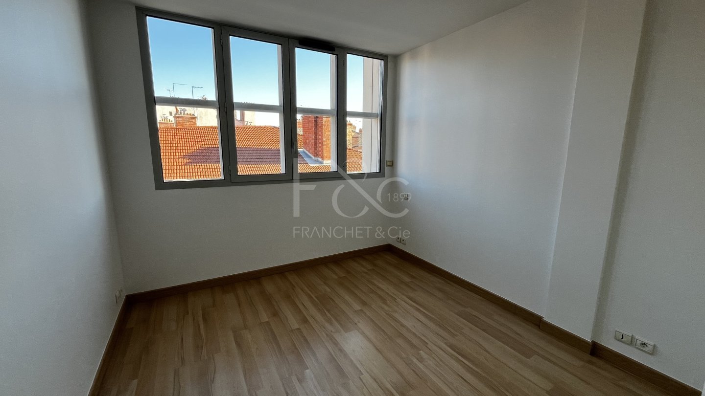 APPARTEMENT T3 A LOUER - LYON 2EME ARRONDISSEMENT Ainay - 113.45 m2 - 1631€ charges comprises par mois