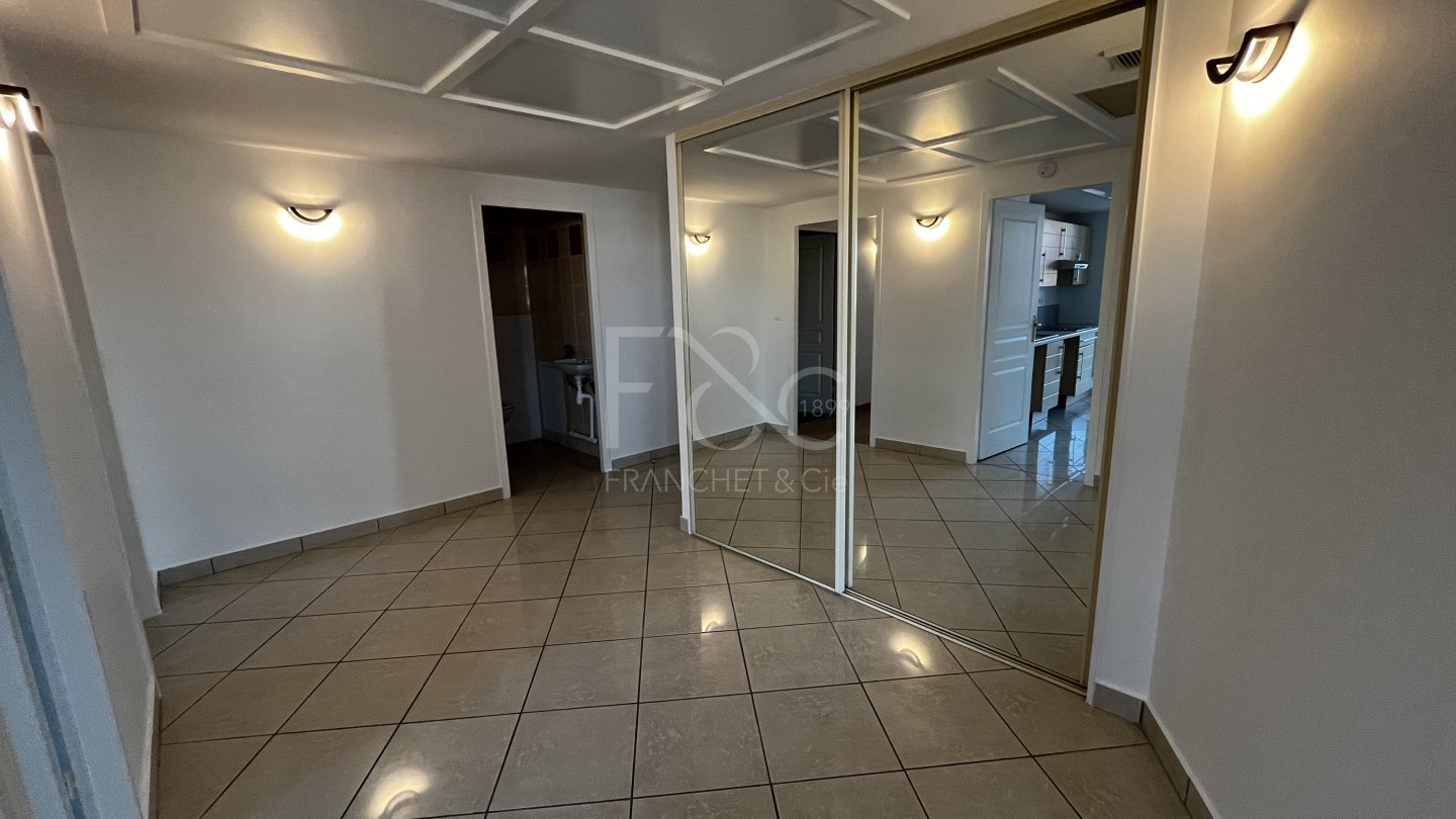 APPARTEMENT T3 A LOUER - LYON 2EME ARRONDISSEMENT Ainay - 113.45 m2 - 1631€ charges comprises par mois