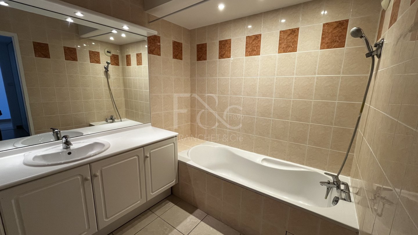 APPARTEMENT T3 A LOUER - LYON 2EME ARRONDISSEMENT Ainay - 113.45 m2 - 1631€ charges comprises par mois