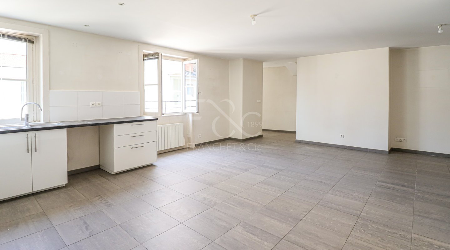 APPARTEMENT T3 A LOUER - LYON 2EME ARRONDISSEMENT - 80.84 m2 - 1�296�&euro; charges comprises par mois