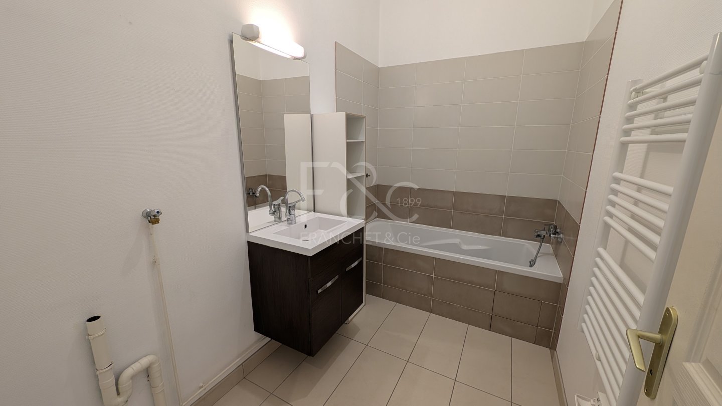 APPARTEMENT T3 A LOUER - LYON 3EME ARRONDISSEMENT - 66.61 m2 - 1 000 &euro; charges comprises par mois