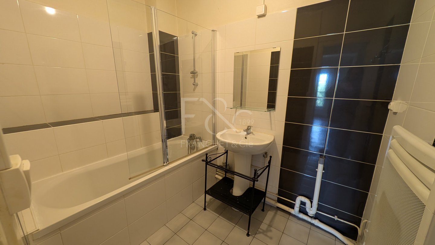 APPARTEMENT T3 A LOUER - LYON 3EME ARRONDISSEMENT - 77.38 m2 - 1 104 &euro; charges comprises par mois