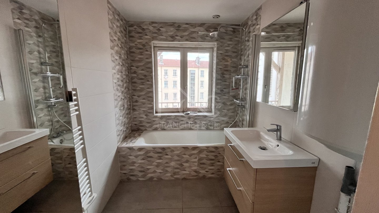 APPARTEMENT T3 A LOUER - LYON 3EME ARRONDISSEMENT - 88.02 m2 - 990�&euro; charges comprises par mois