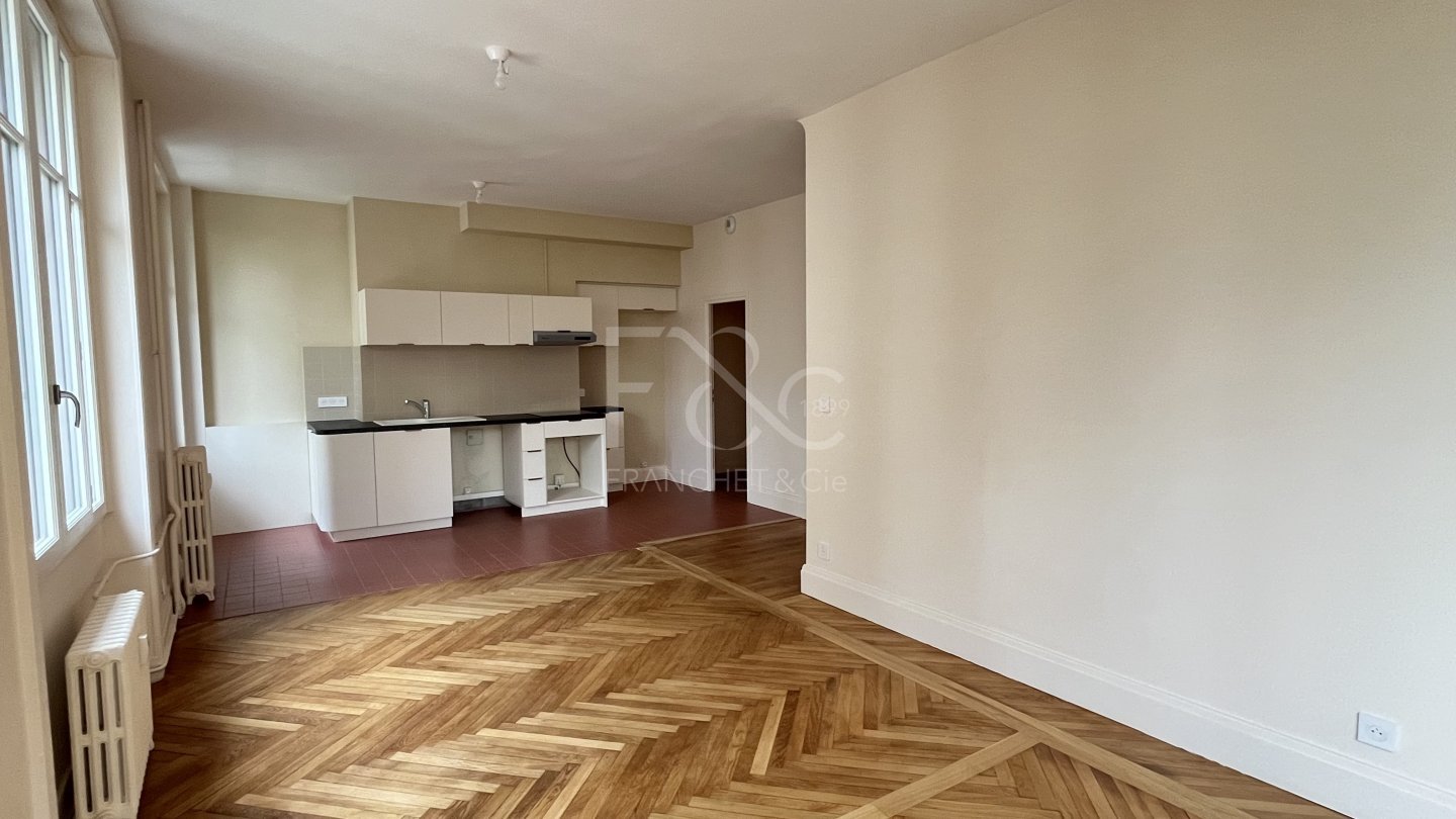 APPARTEMENT T3 A LOUER - LYON 6EME ARRONDISSEMENT - 86.08 m2 - 1 410 &euro; charges comprises par mois