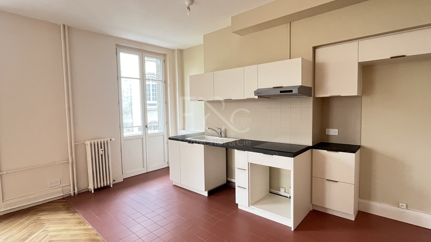 APPARTEMENT T3 A LOUER - LYON 6EME ARRONDISSEMENT - 86.08 m2 - 1 410 &euro; charges comprises par mois